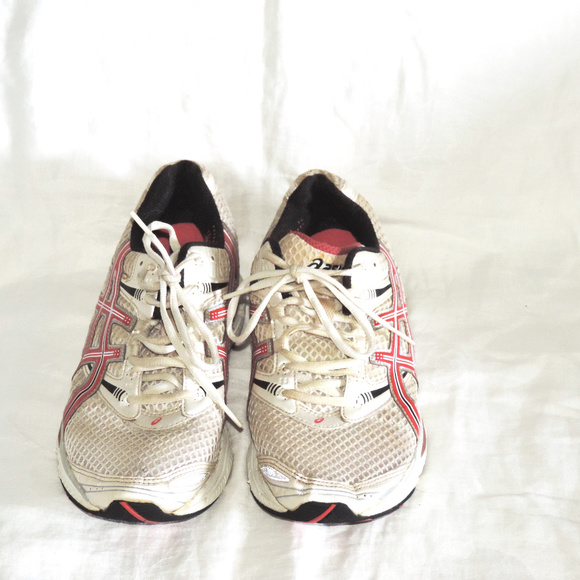 Asics Cumulus 11 red & white athletic shoes - Picture 2 of 7